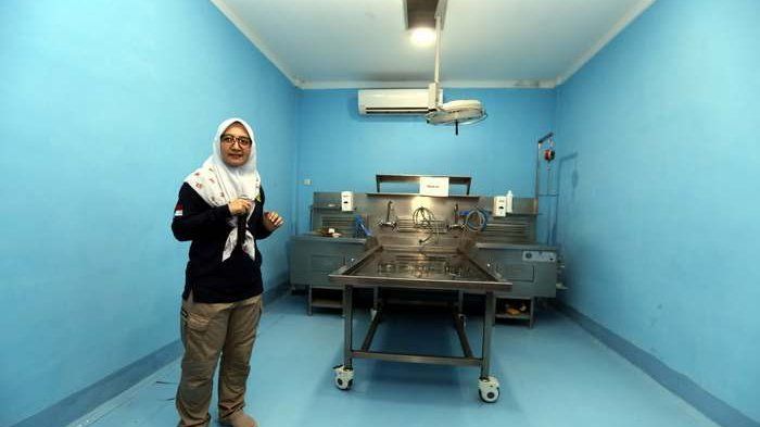Dokter menunjukkan ruang otopsi jenazah isolasi di Posko Post Mortem Kecelakaan Pesawat Lion Air PK-LQP JT610 yang dibuat di RS Bhayangkara RS Soekanto, Kramat Jati, Jakarta Timur, Jumat (2/11/2018).