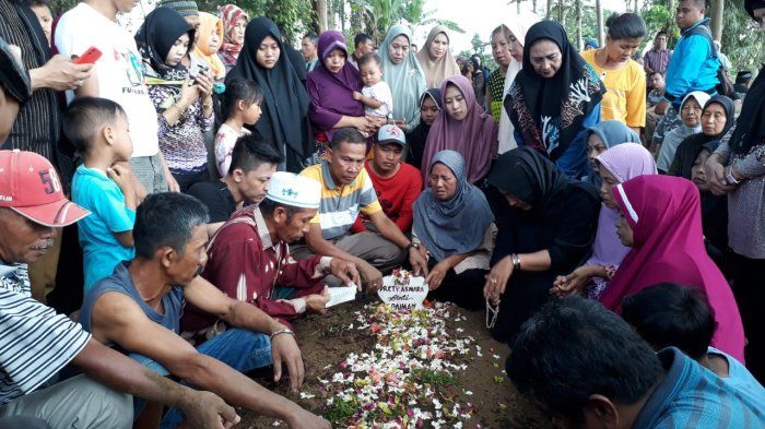 Suasana pemakaman Pretty diiringi isak tangis keluarga