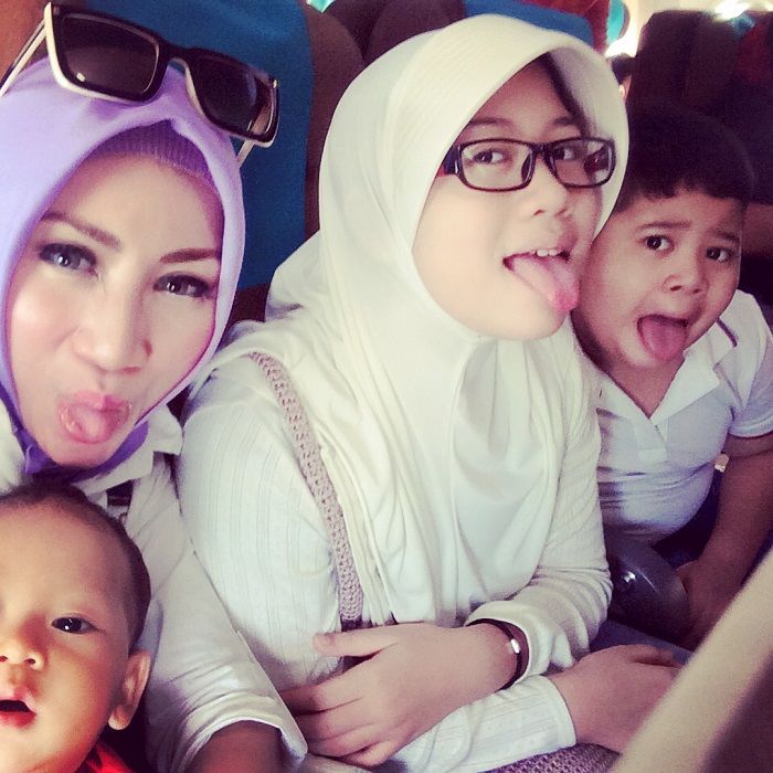 adik bungsu Maia Estianty, Cyntia Livianty bersama ketiga anaknya
 