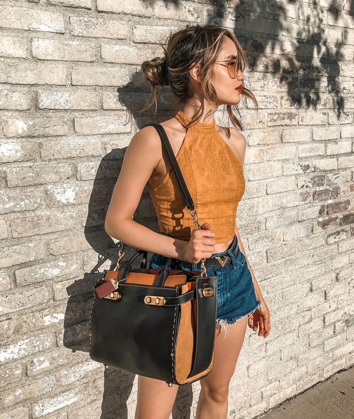 Style Cinta Laura kenakan short pants