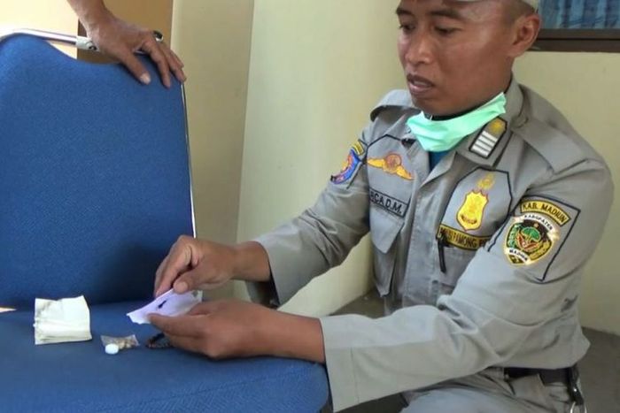 Anggota Satpol PP menemukan jimat milik peserta tes cpns Kabupaten Madiun berupa rambut yang dibungkus