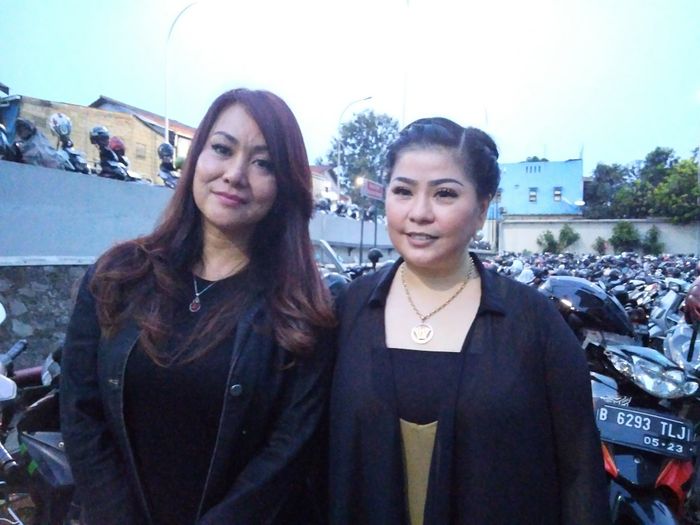 Sahabat Pretty Asmara, Ade Nurul (kiri) saat dijumpai Grid.ID di kawasan Tendean, Jakarta Selatan, Senin (5/11/2018).