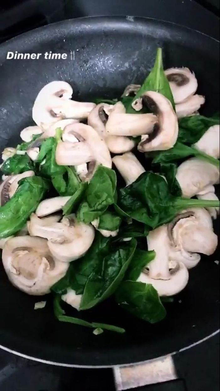 Putri Tanjung masak sendiri