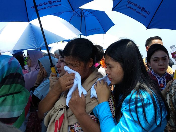 Isak tangis keluarga korban jatuhnya pesawat Lion Air JT 610 saat gelar doa bersama di titik jatuhny