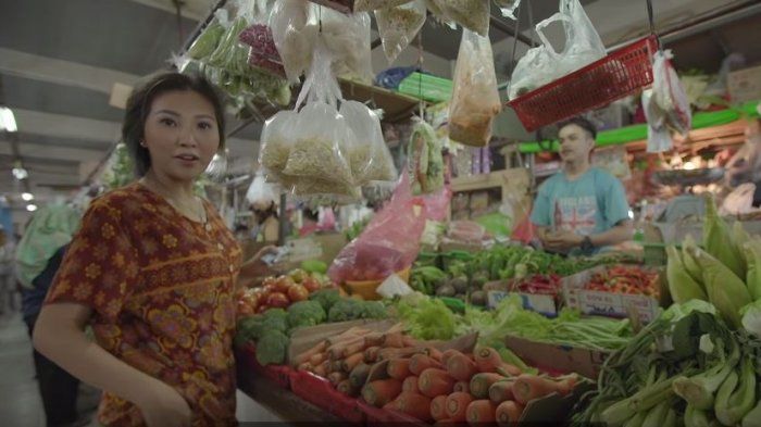 Penampilan artis Indonesia Sarwendah saat berbelanja di pasar tradisional