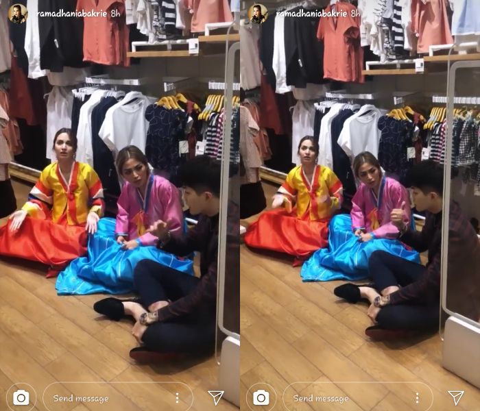 Penampilan Nia Ramadhani saat ngemper bareng Jessica Iskandar di toko pakaian