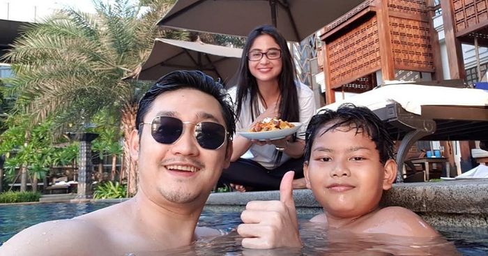 Keluarga Dewi Perssik. Anak Dewi Perssik, Felice Gabriel ungkap rasa kesalnya saat sang mama dijahati orang.