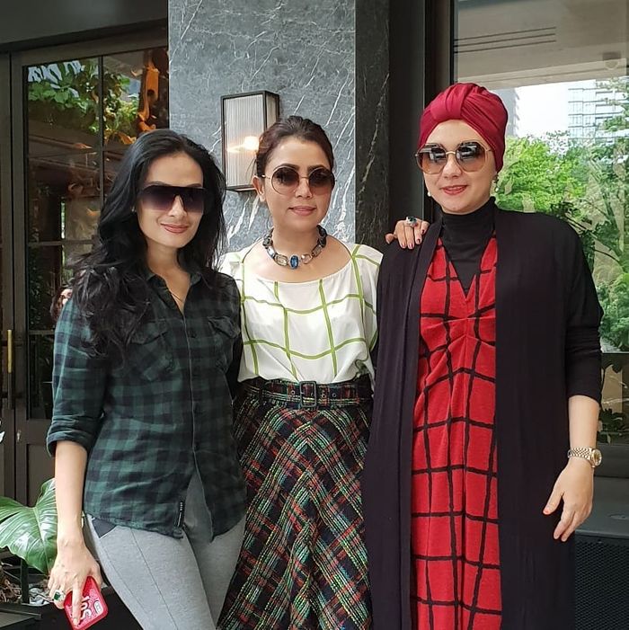 Iis Dahlia memilih tampil simpel dan sederhana, sementara istri Eko Patrio, Viona, tampil anggun.
