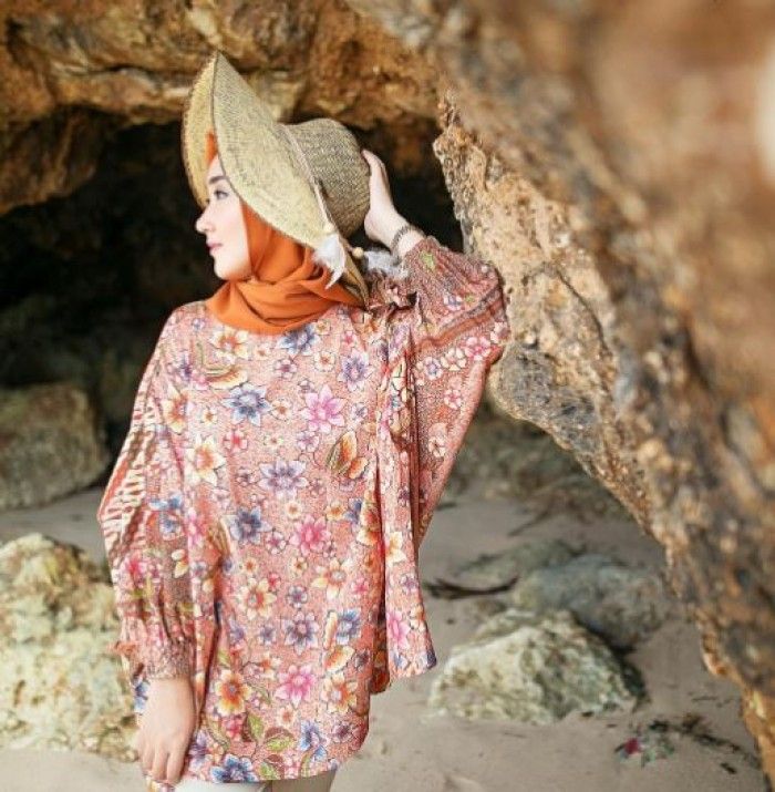 Dian Pelangi terlihat mengenakan topi model Seagrass wide brim hat saat berilbur ke Pantai