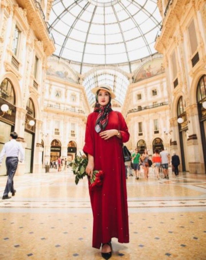 Dian Pelangi tampil anggun dengan paduan topi model panama hat