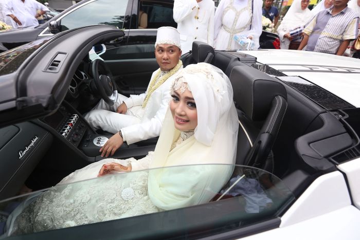 Politisi Pandu Kesuma Dewangsa dan Artis Nuri Maulida mengendarai mobil Lamborghini usai melangsungkan pernikahannya di Masjid Al-Ittihaad, Tebet, Jakarta Selatan, Minggu (9/11/2014). Pandu dan Nuri akan berbulan madu ke pulau Bali. (Tribunnews/Jeprima) 