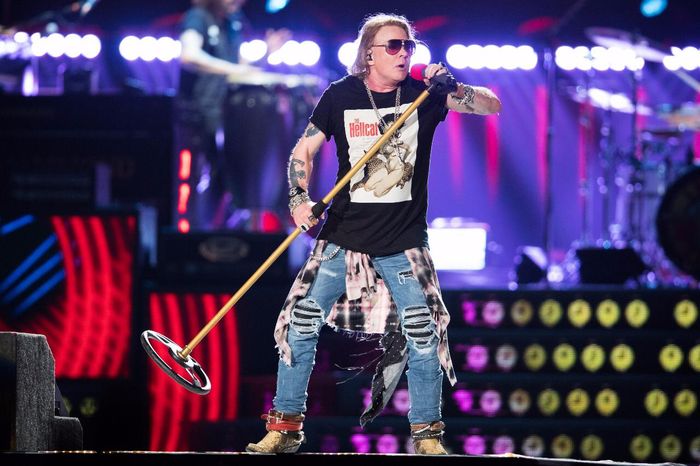 Band legendaris Guns N Roses malam ini tampil mengebrak Jakarta dan berhasil memuaskan para penggemar setianya. Penampilan mereka di mulai pukul 19.00 hingga 23.00 dengan membawakan sejumlah lagu populer seperti Sweet Child O’Mine, Paradise City, November Rain, Welcome to The Jungle dan Knockin’ on Heaven’s Door.
 