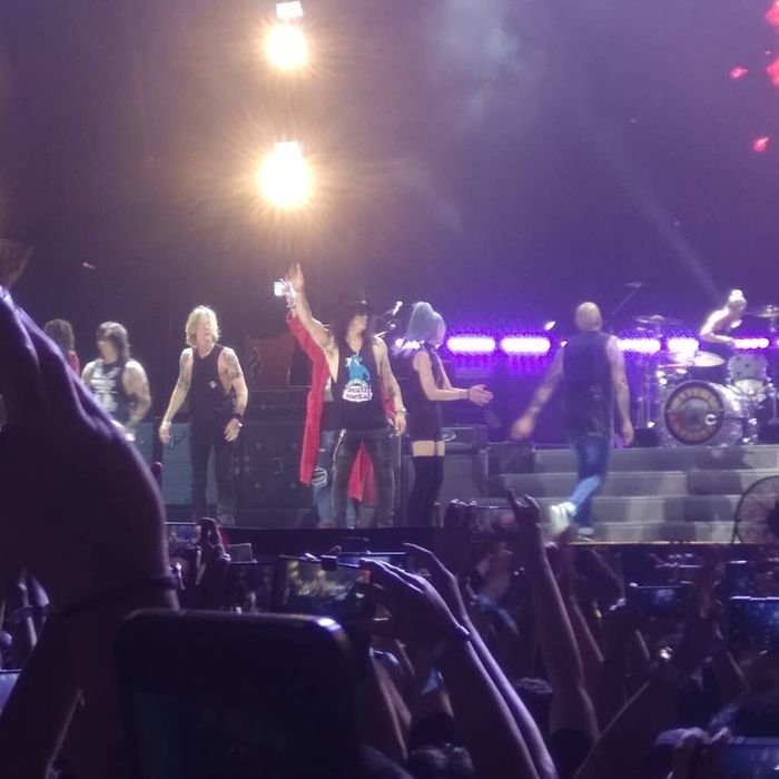 Kisah Haru Driver Ojol yang Dapat Tiket Gratis Nonton Konser Gun N' Roses: Ngefans Sejak SMP Hingga Izin Tak Beri Uang Pada Istri