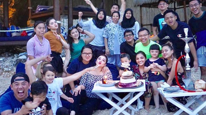 Keluarga Anang Hermansyah memboyong para asisten rumah tangganya saat perayaan ulang tahun Ashanty di Bali, Minggu (4/11/2018).