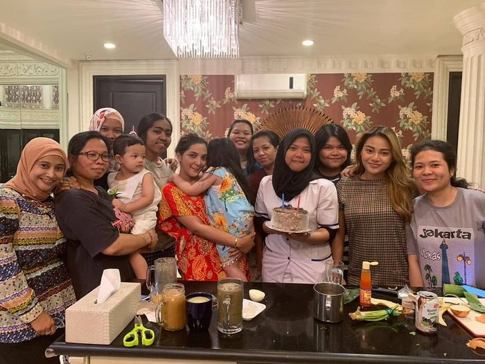 Ashanty tampil mengenakan daster dalam perayaan ulang tahun asisten rumah tangganya.