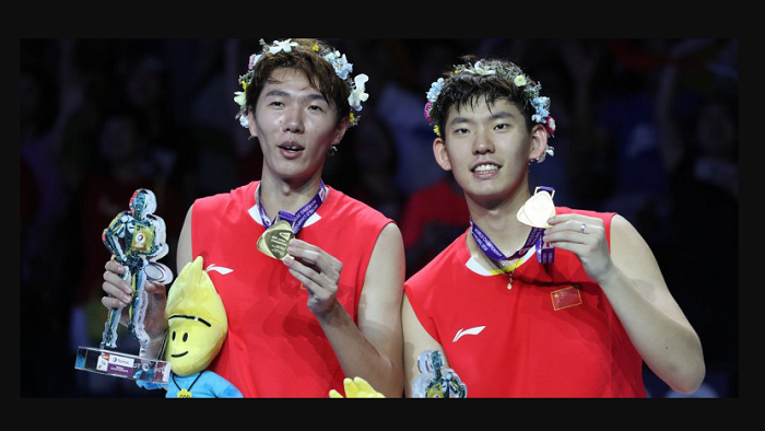 Ganda putra China, Li Junhui (kiri) dan Liu Yuchen, dengan medali emas Kejuaraan Dunia 2018 pada Min
