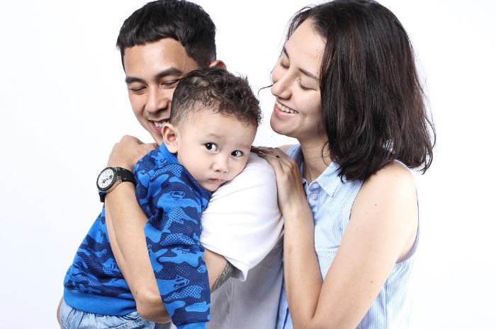 Keluarga Dahlia Poland dan Fandy Christian