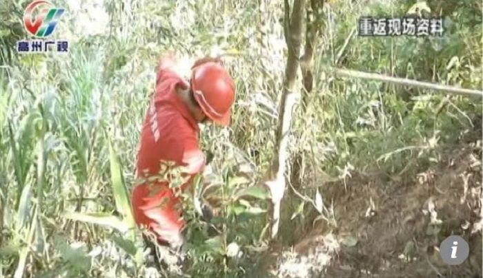 Petugas turun ke bawah untuk melakukan evakuasi