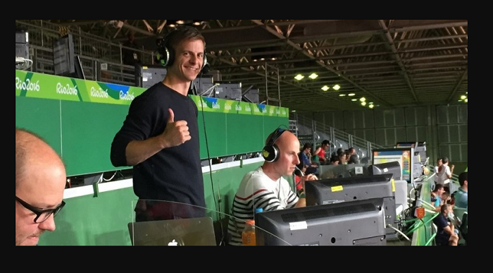 Pebulu tangkis Denmark, Hans-Kristian Vittinghus, berpose saat mengomentari pertandingan pada Olimpiade Rio 2016 di Riocentro Pavilion 4, Rio de Janeiro, Sabtu (13/8/2016).