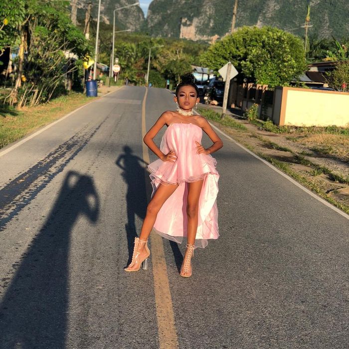 Penampilan Ness menggunakan dress