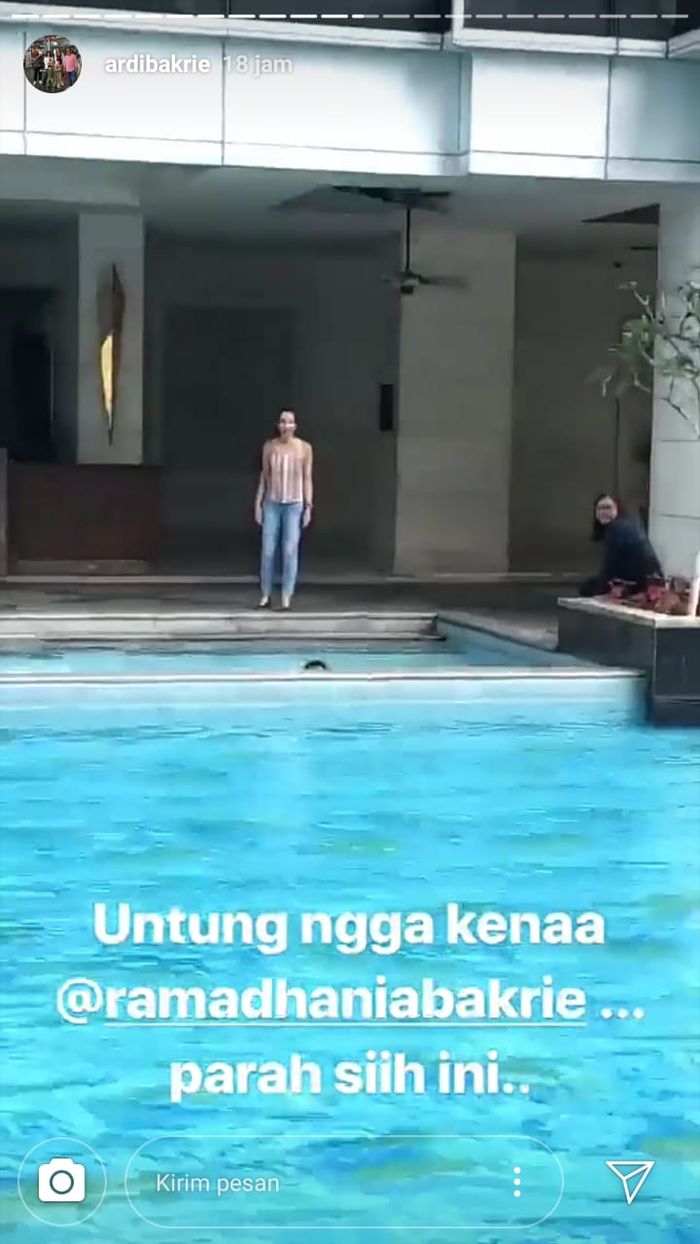 Nia Ramadhani terlihat sedang berada di pinggir kolam renang