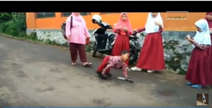 Mukhlis Abdul Holik, bocah penyandang disabilitas merangkak 3 km menuju ke sekolah.