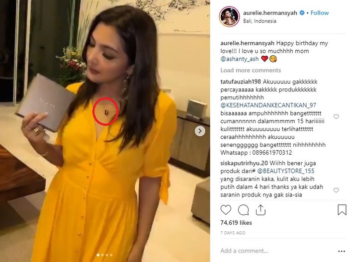 Ashanty memakai kalung pemberian Aurel dan Azriel