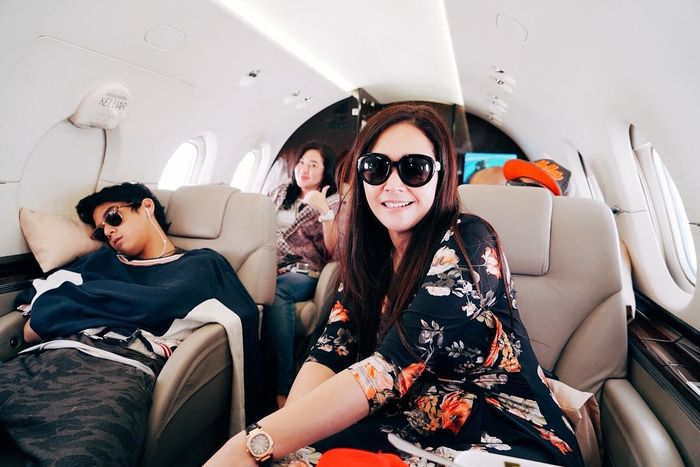Maia Estianty kerap mengajak anak, teman, dan kerabatnya bepergian dengan jet pribadi ini.