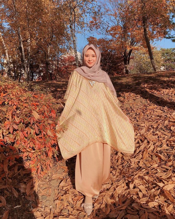 3 Inspirasi Batik ala Selebgram Hijab yang Cocok Untuk Kondangan - Blus Batik ala Ayana Moon