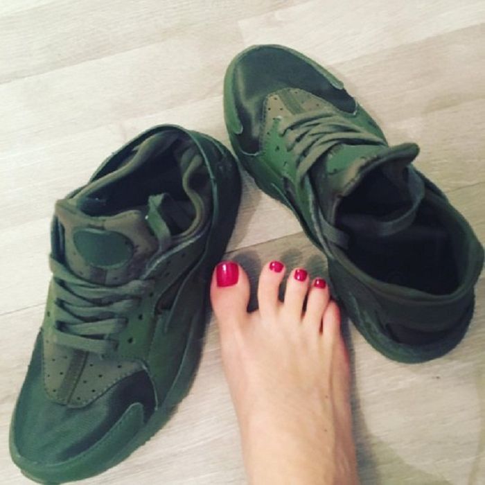 Selain kaus kaki, Roxy juga menjual sepatu bekas kakinya.
