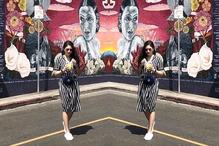 Jessica Mila tampak mengenakan waist bag dengan paduan gaya feminin yang manis