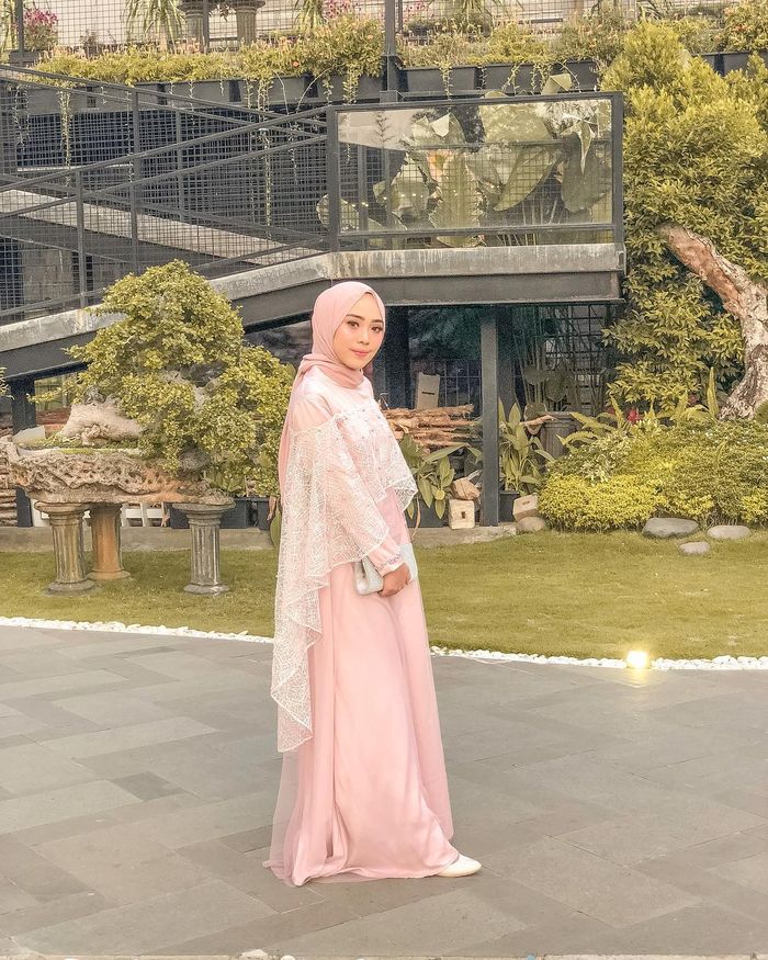 Inspirasi dress untuk busana bridesmaid ala selebgram hijabers Putri Melati