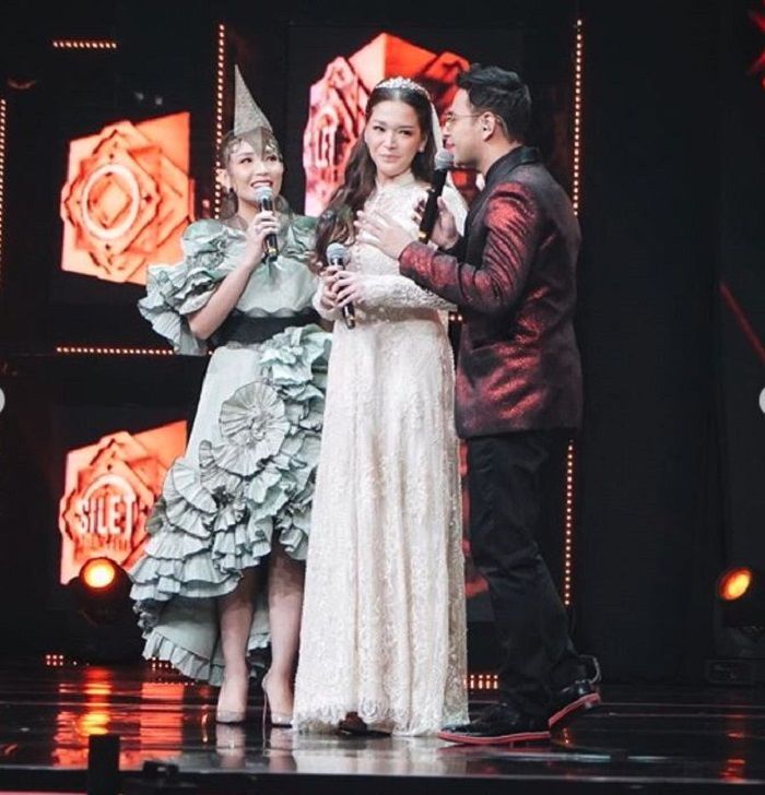 Maia Estianty kembali menggunakan gaun pengantinnya saat mengisi acara Silet Awards 2018.
