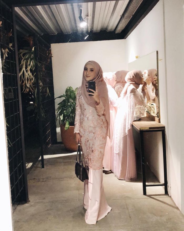 Inspirasi dress untuk busana bridesmaid ala selebgram hijabers Ashry Rabani