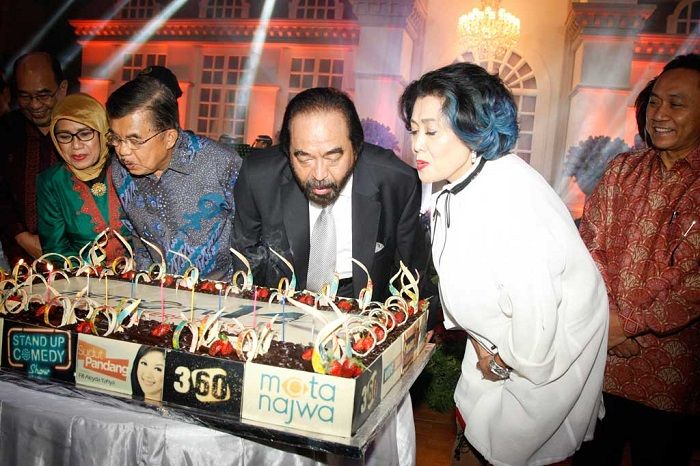 Rosita Barack (kanan), istri pemilik TV swasta