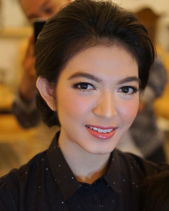 Makeup flawless Selvi Ananda saat menghadiri upacara kemerdekaan Republik Indonesia yang ke-73.
