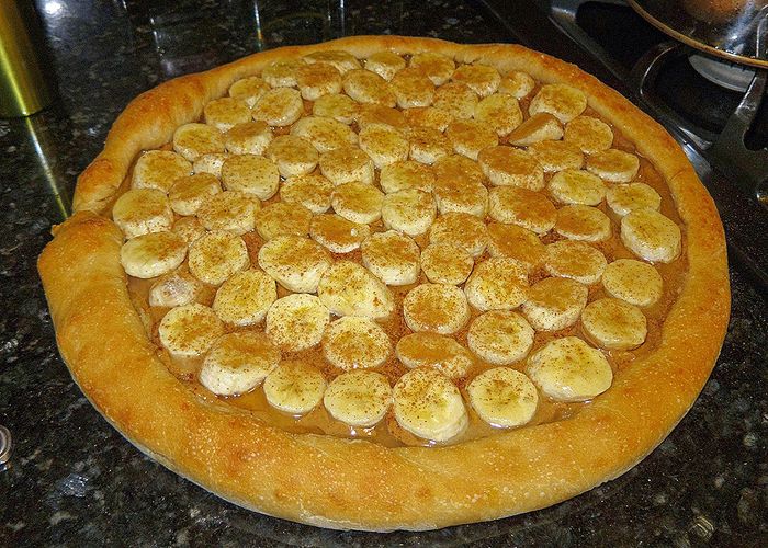 pizza dengan topping pisang