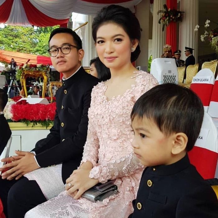 Penampilan anggun Selvi Ananda saat menghadiri upacara kemerdekaan Republik Indonesia ke-73. (Instagram.com/@noe_onhair)