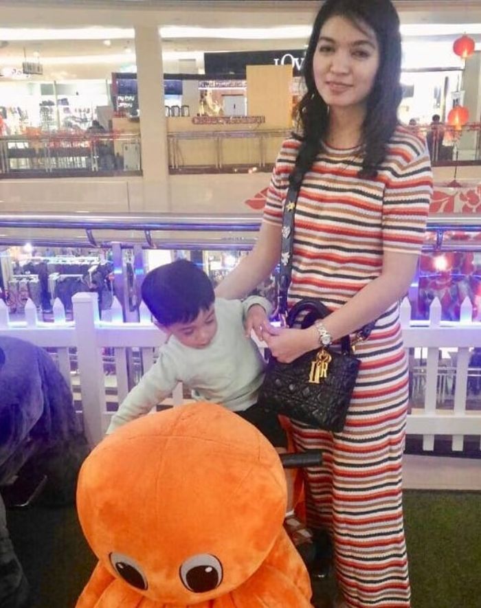 Selvi Ananda temani Jan Ethes bermain di mall.