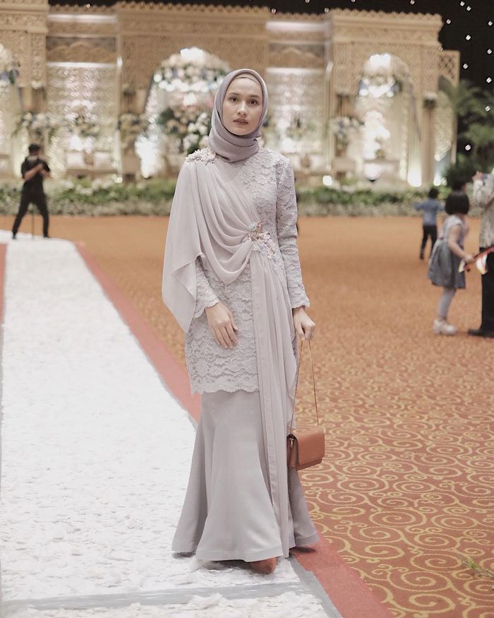 Inspirasi dress untuk busana bridesmaid ala selebgram hijabers Dwi Handayani