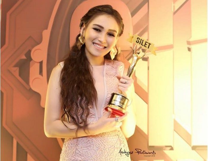Ayu Ting Ting mendapatkan penghargaan sebagai artis Kontroversi Tersilet di ajang Silet Awards 2018