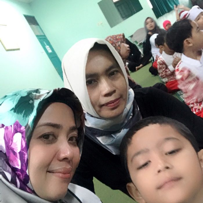 gaya hidup Muzdalifah, menemani anak ke sekolah
