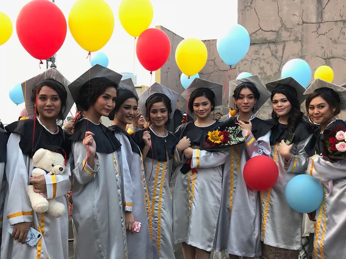 Pakai Toga dan Kebaya, Cantiknya Putri Sulung Mulan Jameela saat Wisuda!