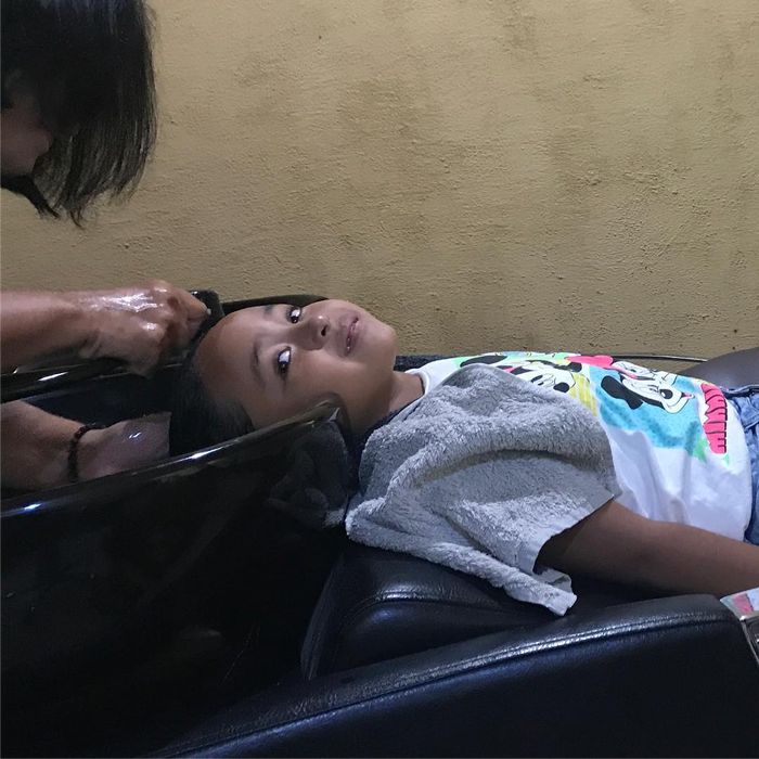 Anak perempuan Muzdalifah sedang perawatan rambut di salon