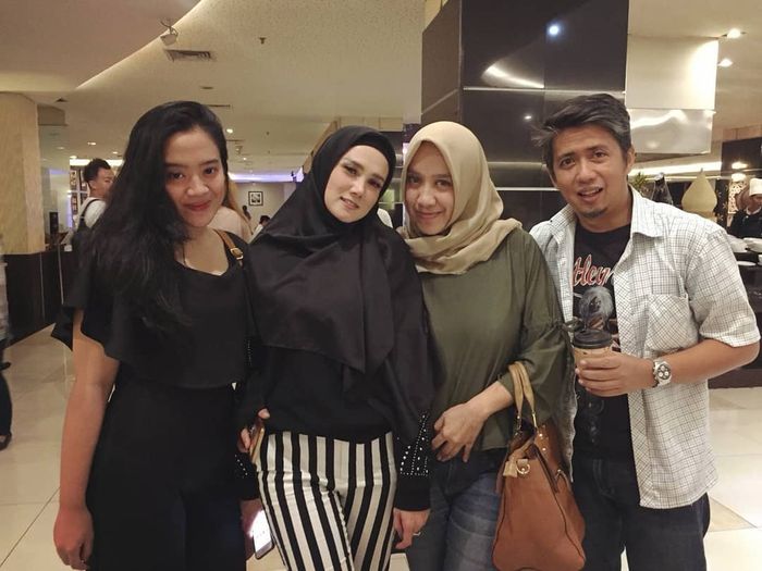 Mulan Jameela bersama keluarga mantan suaminya