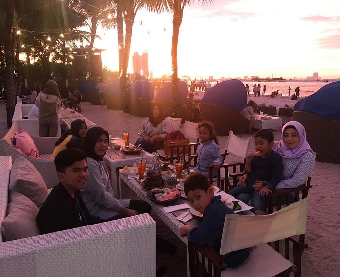 Muzdalifah dan kelima anaknya saat pergi berlibur
