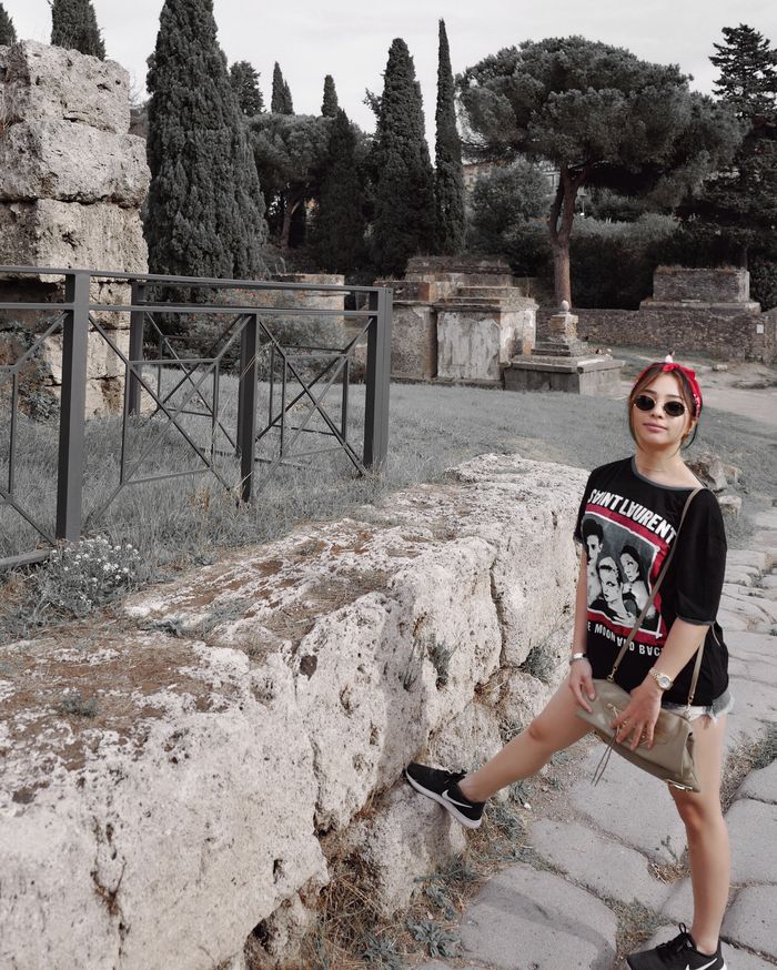 Nikita Willy tampil bergaya swag dengan paduan oversized Tshirt dress dan sepatu sneakers warna hitam