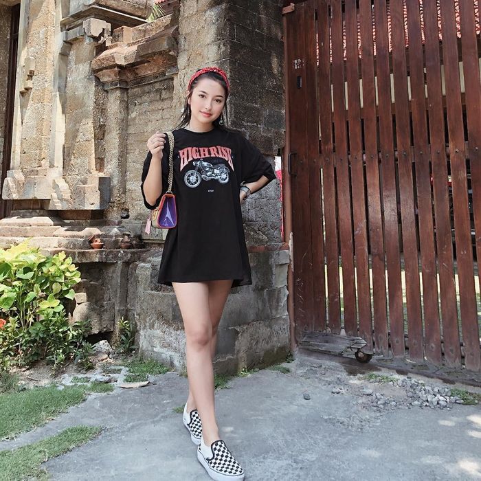 Jennifer Coppen terlihat tampil bergaya swag dengan paduan oversized Tshirt dress dengan sepatu slip on