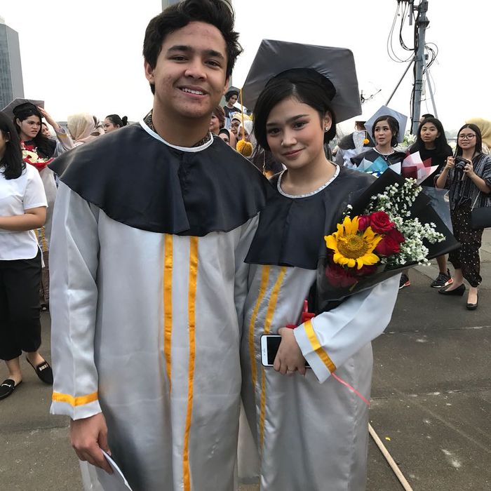 Wisuda putri sulung Mulan Jameela