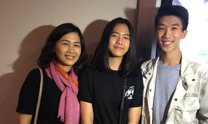 Putri Ahok dan Veronica Tan (tengah) saat menonton film A Man Called Ahok